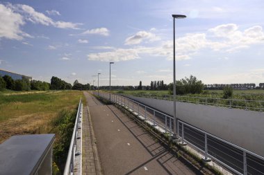 İleride Hollanda 'nın Zuidplaspold belediyesinin Beşinci Köyü' nün tarım ve yollarıyla otlaklar