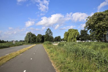 İleride Hollanda 'nın Zuidplaspold belediyesinin Beşinci Köyü' nün tarım ve yollarıyla otlaklar