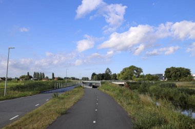 İleride Hollanda 'nın Zuidplaspold belediyesinin Beşinci Köyü' nün tarım ve yollarıyla otlaklar