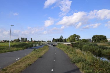İleride Hollanda 'nın Zuidplaspold belediyesinin Beşinci Köyü' nün tarım ve yollarıyla otlaklar