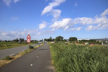 İleride Hollanda 'nın Zuidplaspold belediyesinin Beşinci Köyü' nün tarım ve yollarıyla otlaklar