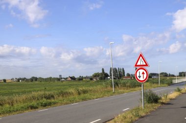 İleride Hollanda 'nın Zuidplaspold belediyesinin Beşinci Köyü' nün tarım ve yollarıyla otlaklar