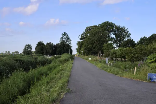 İleride Hollanda 'nın Zuidplaspold belediyesinin Beşinci Köyü' nün tarım ve yollarıyla otlaklar