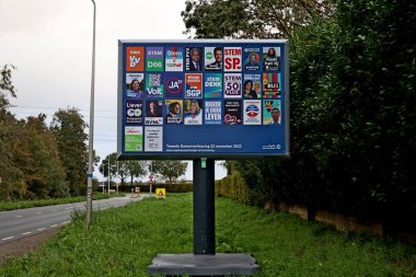 Rotterdam-Hollanda, 4 Kasım 2023 - Hollanda Temsilciler Meclisi 'nin seçim kampanyasında siyasi partilerin resmi ve gayri resmi afişleri