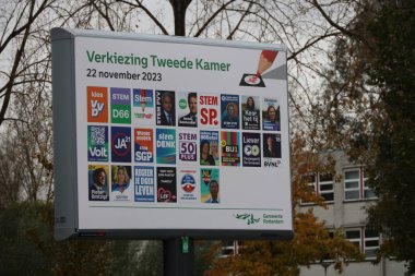 Rotterdam-Hollanda, 4 Kasım 2023 - Hollanda Temsilciler Meclisi 'nin seçim kampanyasında siyasi partilerin resmi ve gayri resmi afişleri