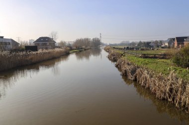 Hollanda 'daki Nieuwerkerk aan den Ijssel' deki Alexanderpolder 'in halka kanalı.