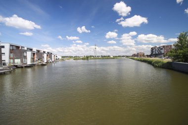 Hollanda 'nın Rotterdam Nesselande ilçesinin Waterwijk bölgesinde su kanalı