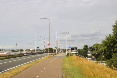 Hollanda 'da Waddinxveen' de Coenecoopbrug adı verilen Gouda Nehri üzerindeki Bascule köprüsü.
