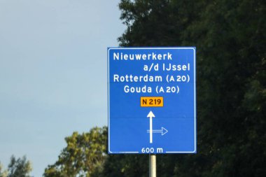 Hollanda 'daki Nieuwerkerk aan den IJssel, Gouda ve Rotterdam' a doğru yol işareti