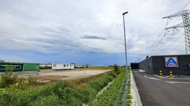 Hollanda 'daki Nieuwerkerk aan den IJssel' deki Groene Zoom bölgesinin üzerindeki kara bulutlar