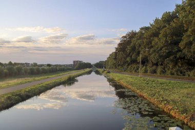 Hollanda 'daki Nieuwerkerk aan den IJssel' de güneş doğarken Zuidplaspold 'un halka kanalı