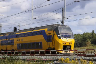 Hollanda 'da Lahey ve Delft arasında NS yolunda ilerleyen VIRM şehirlerarası treni