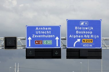 Hollanda 'da Utrecht ve Utrecht ve N209 kavşağına giden A12 otobanındaki yön işaretleri