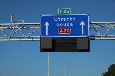 Hollanda 'daki Utrecht ve Gouda' ya giden A20 otobanındaki yön tabelası.