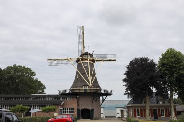 De Hoop değirmeni, Hollanda 'nın Oldebroek köyünde 1853 yılında yapılmış bir değirmen ve petrol fabrikası olarak kullanılıyor.