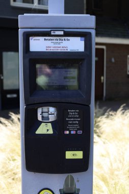 Hollanda 'nın Zwolle kentindeki banka kartıyla park cezalarının alınabildiği caddede satış makinesi.