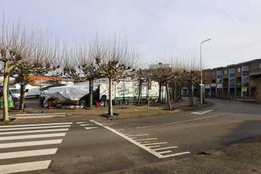 Hollanda 'daki Nieuwerkerk aan den IJssel' de Raadhuisplein pazarı ile şehir merkezi