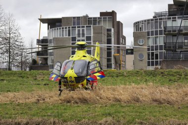 Travma helikopteri doktoru, Hollanda 'daki Nieuwerkerk aan den IJssel' de geçirdiği kazadan sonra yaralı çocukla ambulans personeline yardım ediyor.