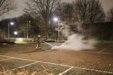 İtfaiyeci, Hollanda 'daki Nieuwerkerk aan den IJssel' de yeni yıl arifesinde küçük yangınları söndürdü