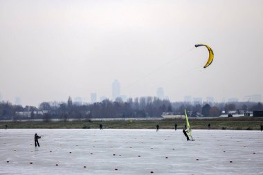 Hollanda 'daki Eendragtspolder' da buz üstünde sörf ve uçurtma sörfü.