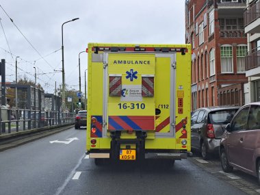 Mobil Yoğun Bakım ünitesi ışığı, normal ambulansla Lahey 'deki Hollands Midden' daki MICU arasında bulunuyor.