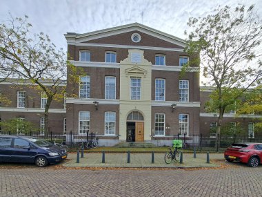 1867 'den kalma eski Diaconie yetimhanesi. Hollanda' da Lahey 'deki toynakların üzerinde ayık ve eklektik tuğla mimarisi üzerine inşa edilmiş.