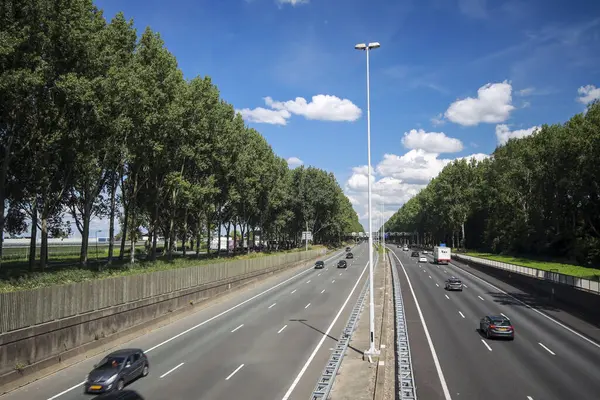 Hollanda 'da günlük trafik sıkışıklığı olan Nieuwerkerk aan den IJssel yakınlarındaki A20 otoyolunun bir parçası