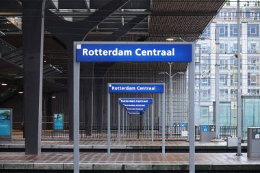 Hollanda 'daki Rotterdam Centraal İstasyonu platformunda mavi isim plakası