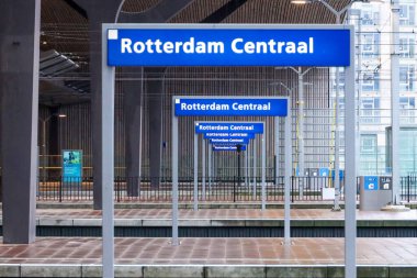 Hollanda 'daki Rotterdam Centraal İstasyonu platformunda mavi isim plakası