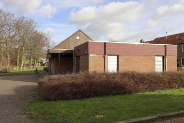 De Reisduif, posta güvercini bakıcıları için eski dernek binası ve şimdi Hollanda 'daki Nieuwerkerk aan den IJssel' de bir cami olarak hizmet veriyor.