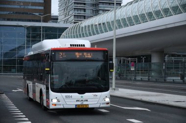 Hollanda 'daki Lahey Merkez İstasyonu platformunda HTM şehir otobüsü