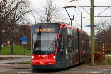 Hollanda 'daki Lahey Merkez İstasyonu' nda HTM Siemens Avenio tramvayı