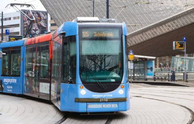 RET Citadis Hollanda 'daki Rotterdam Centraal İstasyonu' nda eğitim görüyor.
