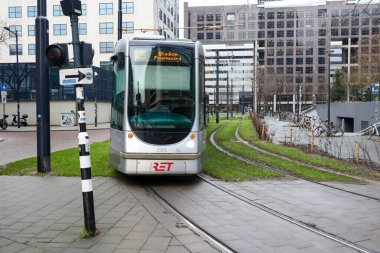 RET Citadis tramvayı Hollanda 'daki Rotterdam Merkez İstasyonu boyunca ilerliyor.