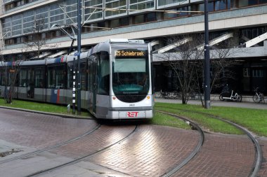 RET Citadis tramvayı Hollanda 'daki Rotterdam Merkez İstasyonu boyunca ilerliyor.