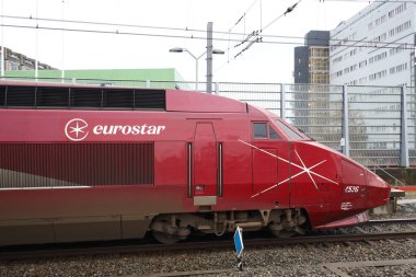 Rotterdem Merkez İstasyonu 'ndaki kırmızı Eurostar treni Paris ve Amsterdam arasındaki güzergah olarak kullanılacak.