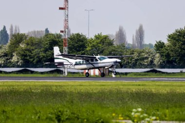 PH-LBR - Cessna 208 Karavan I Rotterdam 'a Hollanda' daki Lahey Havalimanı 'na varıyor.