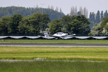 PH-RAD DA40 Elmas DA 40 D Star Rotterdam 'a Hollanda' daki Lahey Havalimanı 'na indi