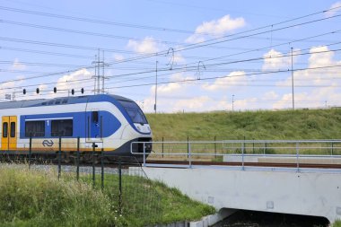Hollanda 'daki Zoetermeer' de demiryolu hattındaki SLT yerel banliyö treni