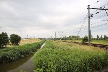 Hollanda 'daki Moordrecht' te demiryolu hattındaki SLT yerel banliyö treni