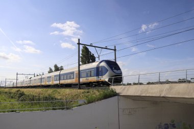 Hollanda 'daki Moordrecht' te demiryolu hattındaki SLT yerel banliyö treni