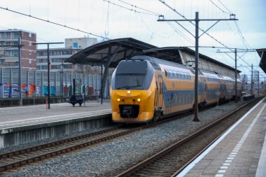 Rotterdam Lombardijen 'deki demiryolu hattındaki VIRM çift katlı şehirlerarası treni