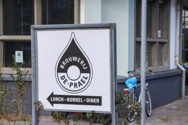 Hollanda Lahey 'deki yerel bir bira fabrikasının yemek ve tatma odası.