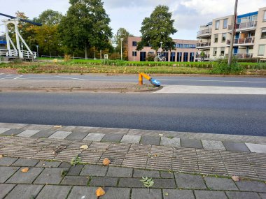 Nieuwerkerk aan den IJssel Hollanda 'daki bir yolun merkez rezervinde düzleştirilmiş bollard.