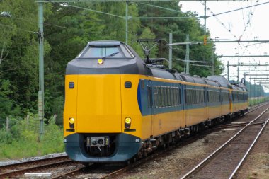 NS koploper şehirlerarası treni Zwolle yolunda ilerliyor.