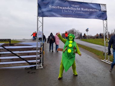 Rotte nehri boyunca Snert yürüyüş turu ve Hollanda 'nın Zevenhuizen şehrinde Rottemeren nehri boyunca