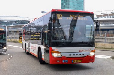 Hollanda 'daki Utrecht İstasyonu' ndaki Keolis otobüs şirketinin kırmızı beyaz bölge otobüsleri