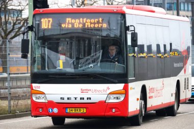 Hollanda 'daki Utrecht İstasyonu' ndaki Keolis otobüs şirketinin kırmızı beyaz bölge otobüsleri