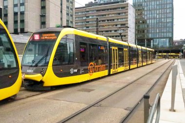 Hollanda 'daki Nieuwegein ve IJsselstein banliyö şehirlerine bağlanmak için utrecht sokaklarında sarı CAF Urbos tramvayı