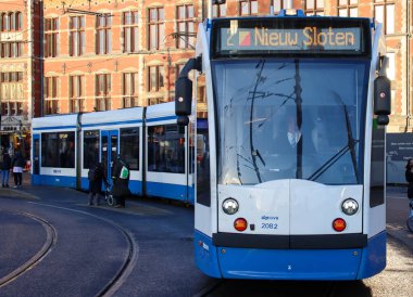 Hollanda 'nın Amsterdam şehrinde GVB' nin Siemens kombinasyon tramvayı